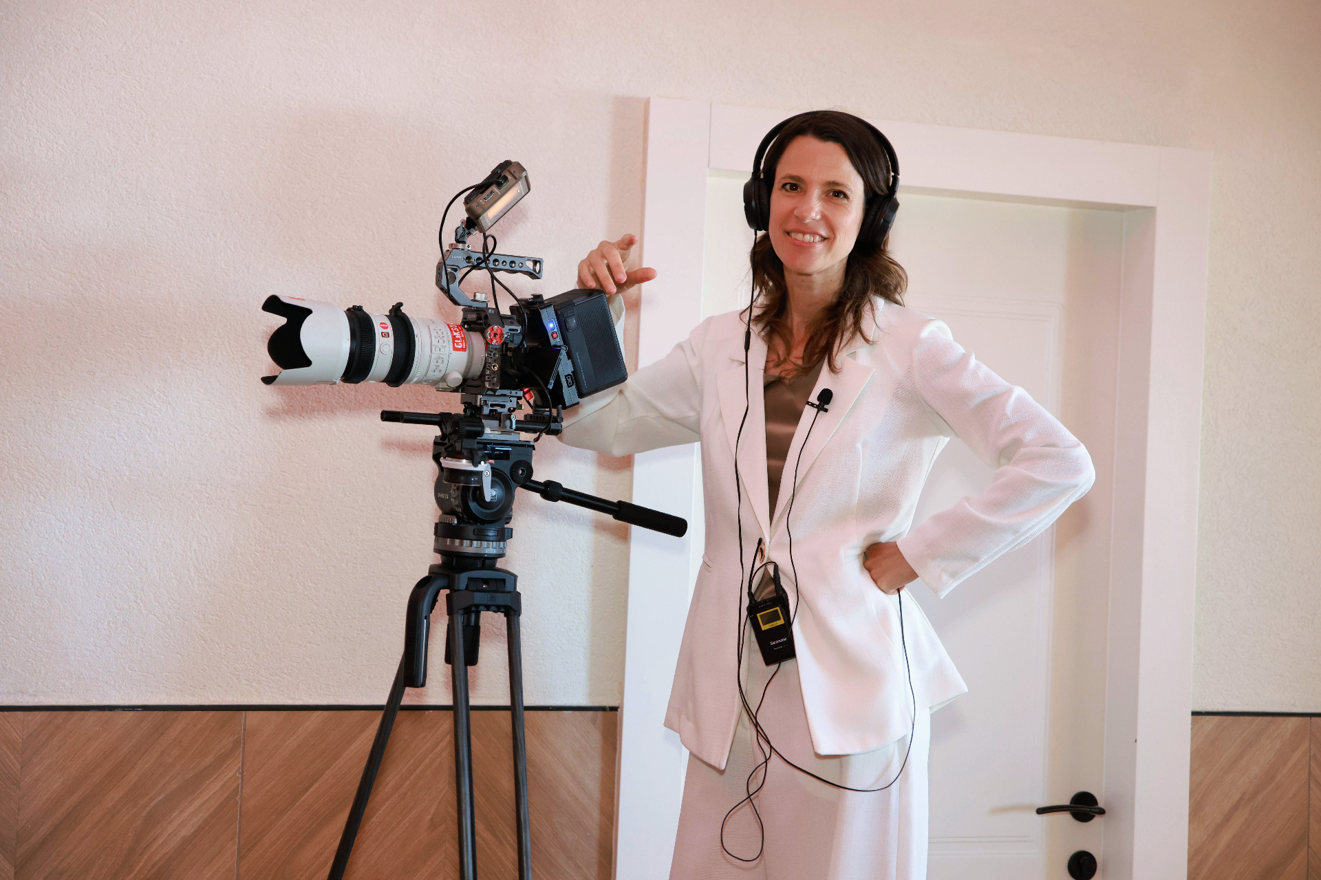 דינה אברמסון בסצנת ראיון באולפן המשפיעים
